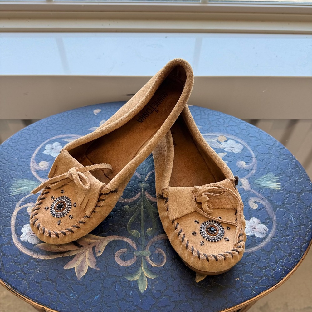 Minnetonka Thunderbird II Moccasins Womens 9.5 Tan Beaded Suede Loafers 407J